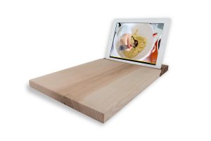tabla de madera con soporte para tablet