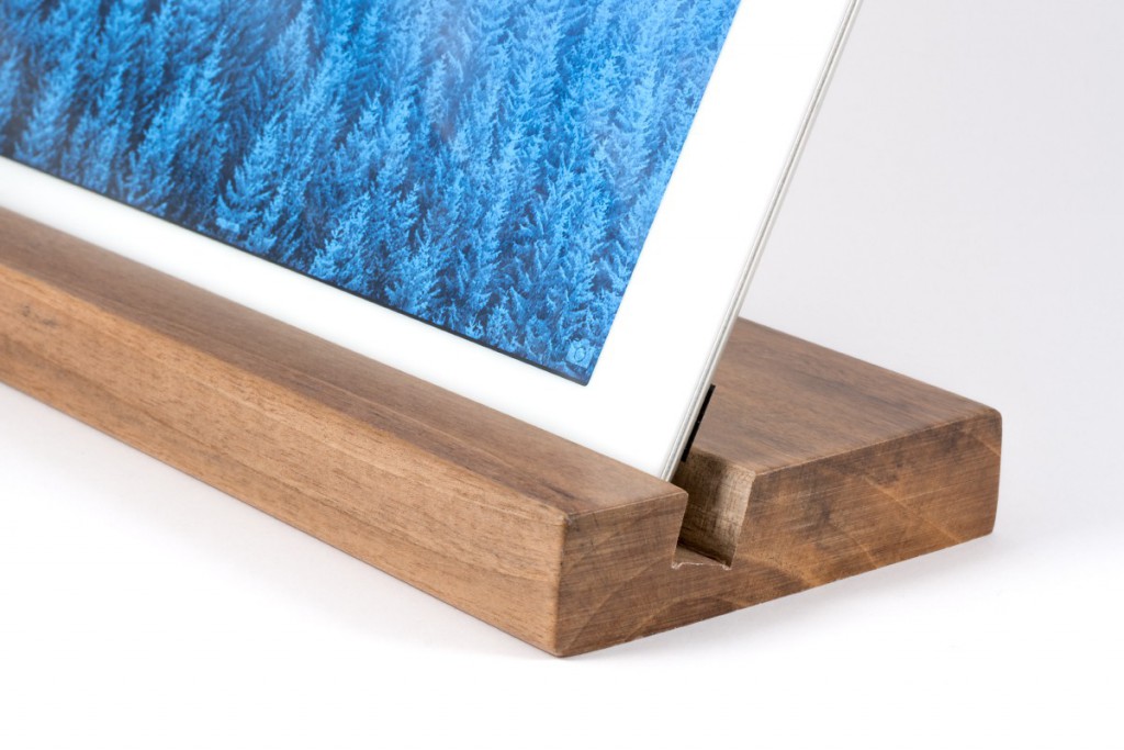 iPad and Tablet Walnut Wood Holders (straight model) Woodna: Maderas Naturales